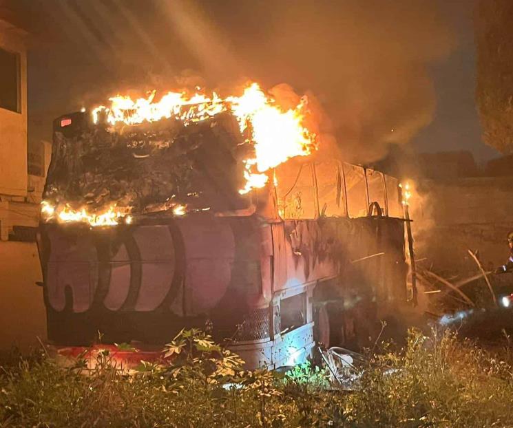 Se incendia autobús abandonado