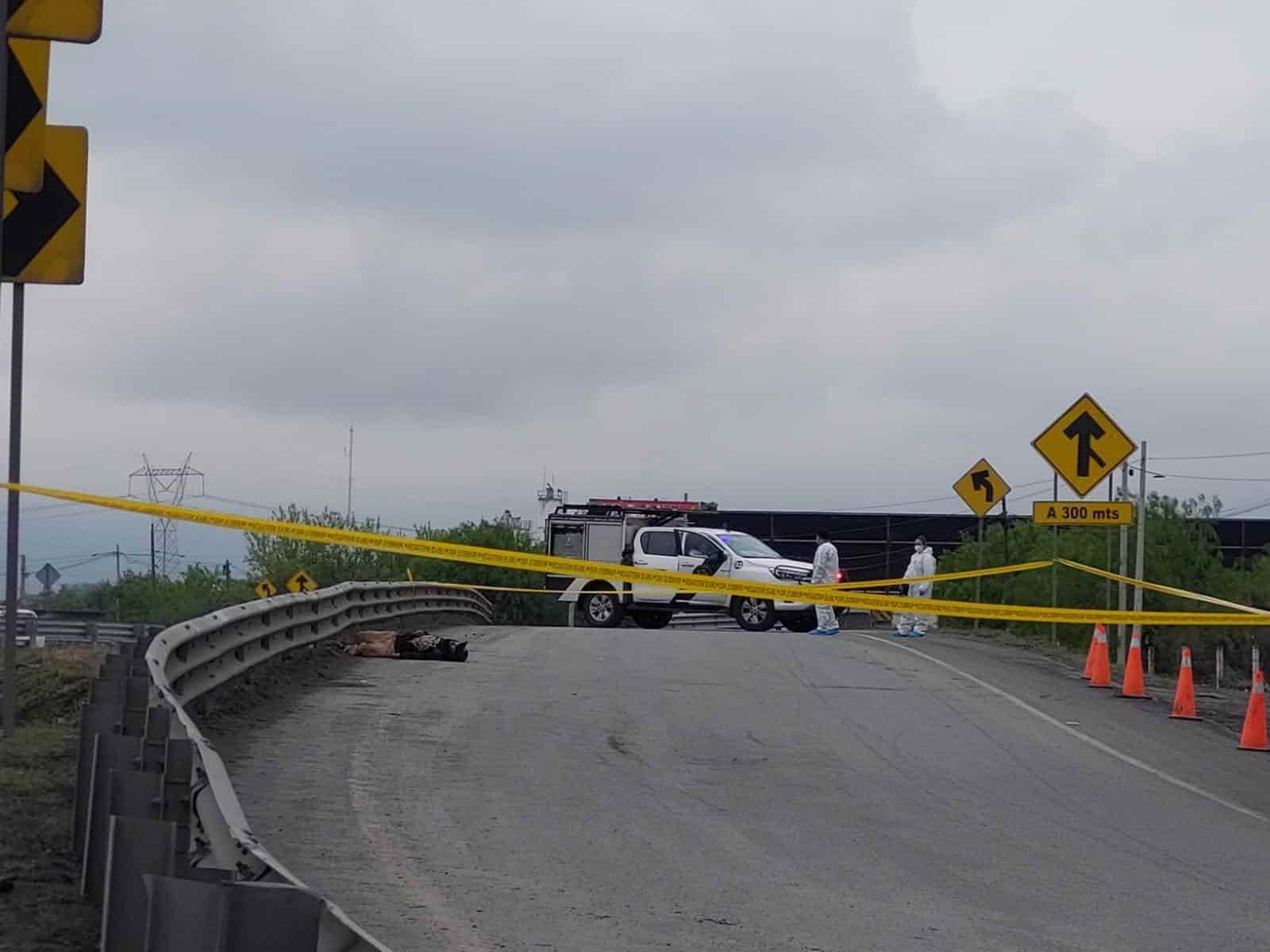 Un hombre fue ejecutado a balazos y su cuerpo fue abandonado sobre la carretera a Laredo en Apodaca, agentes ministeriales investigan los hechos.