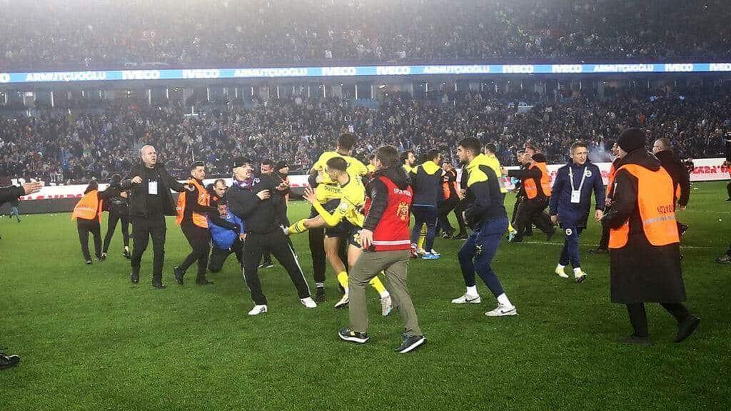 Fans y jugadores se enfrentan en Turquía
