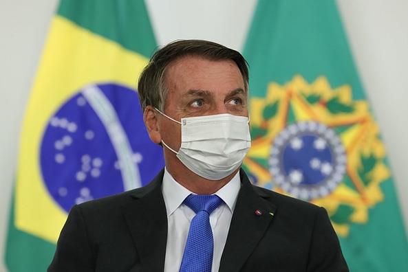 Presentan cargos contra Bolsonaro por falsificar cartilla de vacuna