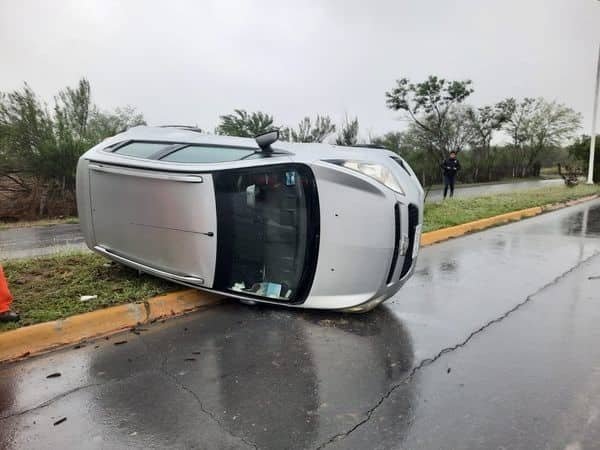 Luego de derrapar, el conductor de un vehículo perdió el control de su unidad y terminó volcado, ayer en el municipio de Cadereyta Jiménez.
