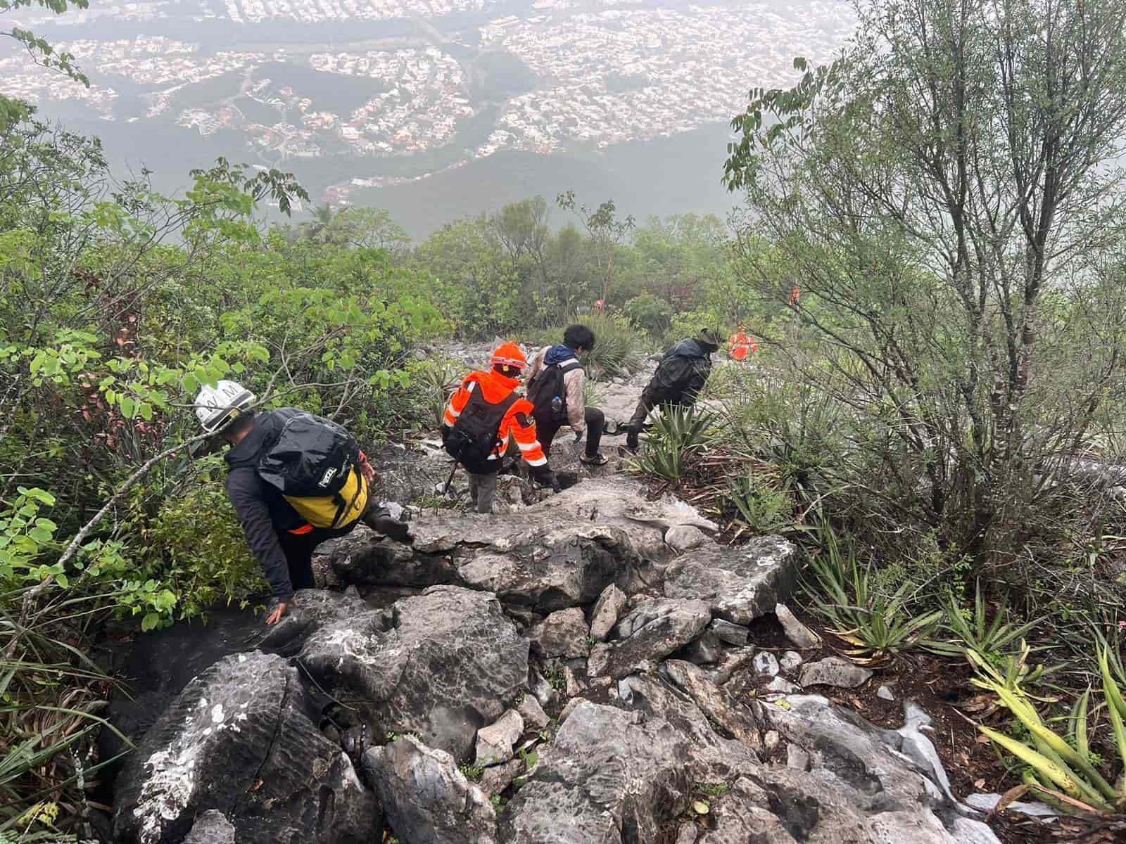 Dos jóvenes que pretendían llegar al Pico Norte del Cerro de la Silla, pero perdieron el camino al salirse de la vereda, fueron rescatados ayer por elementos de Protección Civil del Estado y Guadalupe.
