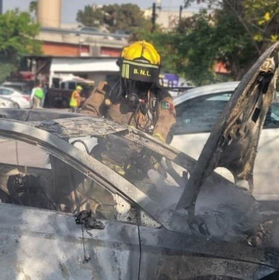Un automóvil que estaba parqueado en el estacionamiento ubicado cerca de las instalaciones del Paseo Santa Lucia, se incendió por completo en forma repentina.