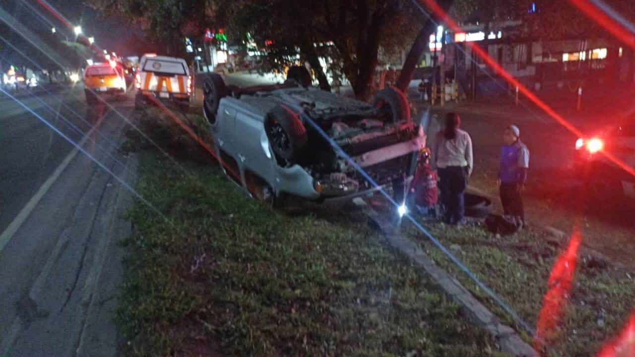 Después de volcar su camioneta en el camellón lateral de la Avenida Garza Sada, un conductor se dio a la fuga, ayer a a la altura de la Colonia Cortijo del Río, al sur del municipio de Monterrey.