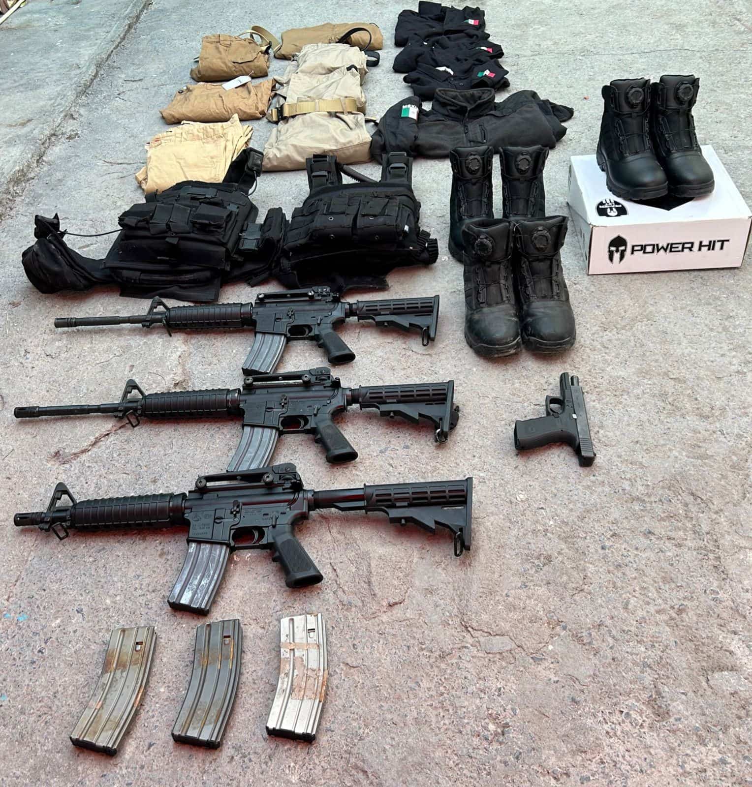Dos hombres en posesión de armas largas, droga y un auto con reporte de robo, fueron arrestados por elementos de Seguridad Pública de Guadalupe en la Colonia 21 de Enero.