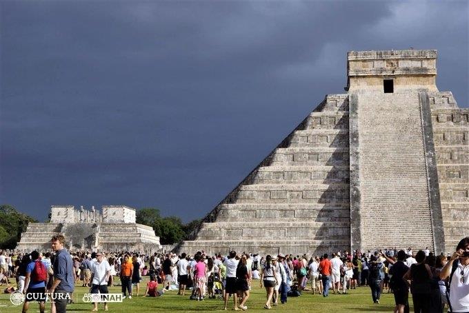 Turistas reciben el equinoccio de primavera en Chichén Itzá