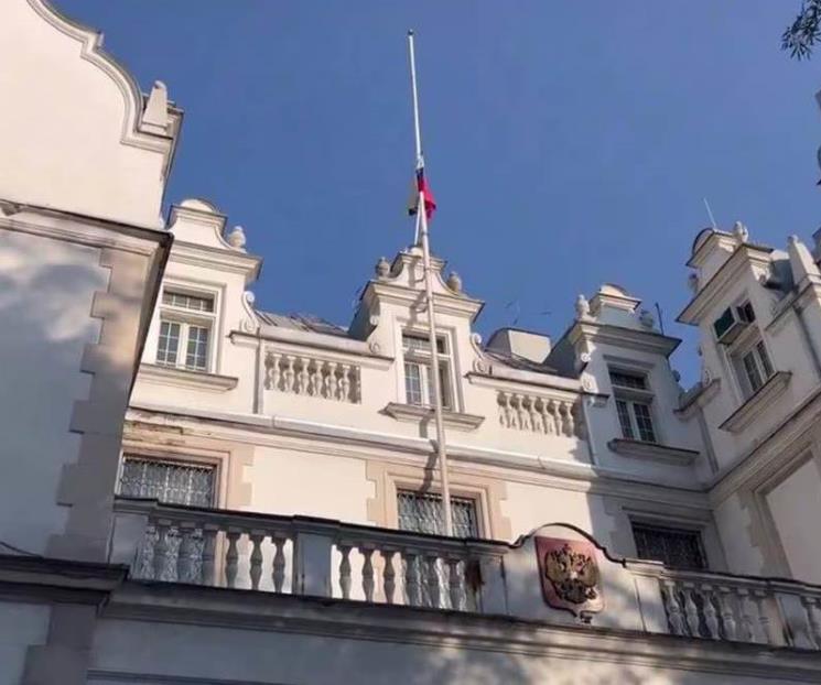 Colocan bandera rusa a media asta en la Embajada de Rusia