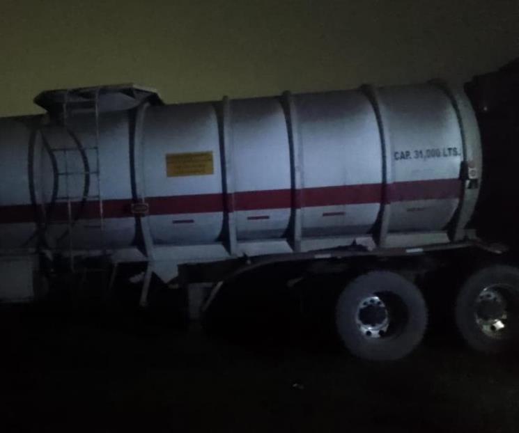 Aseguran pipa con 62 mil litros de hidrocarburo en Linares