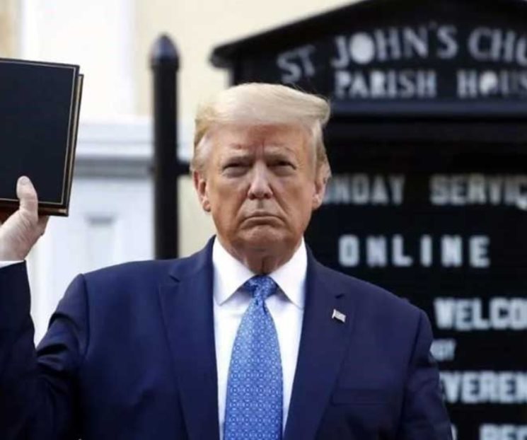 Vende Trump Biblias para su campaña presidencial