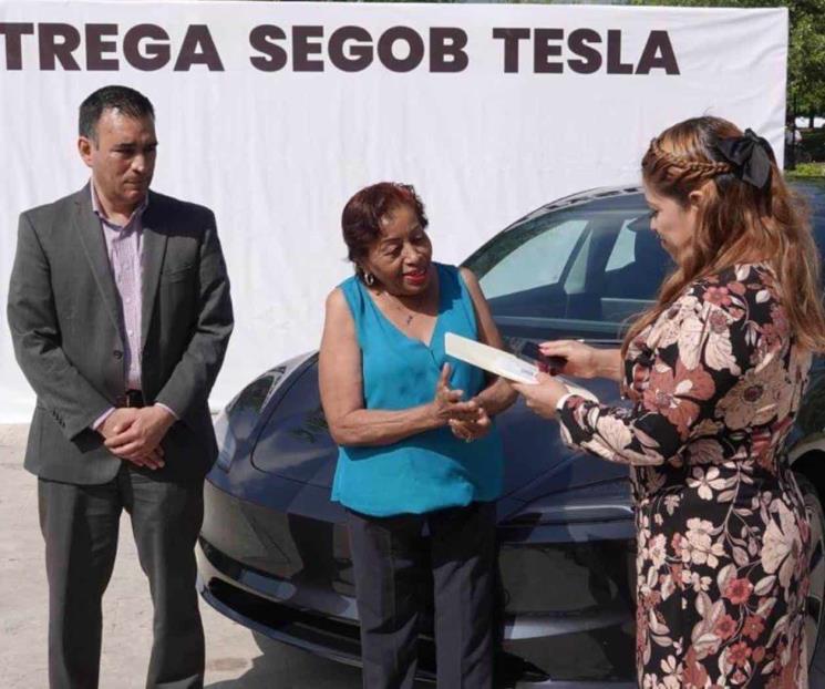 Entrega Segob auto Tesla a viuda de Santa Catarina