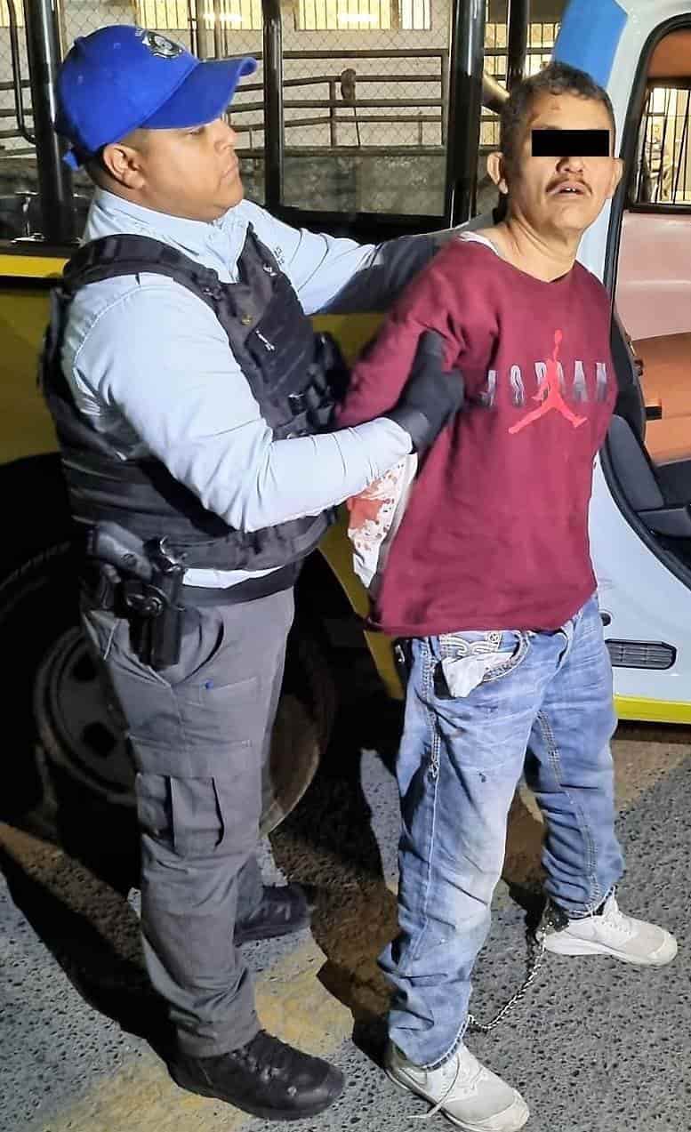Luego de presuntamente ingresar a un domicilio para robar diversos artículos, un hombre fue detenido por oficiales de la Policía de Monterrey, en la Colonia Colinas de San Jerónimo, al poniente de la ciudad.