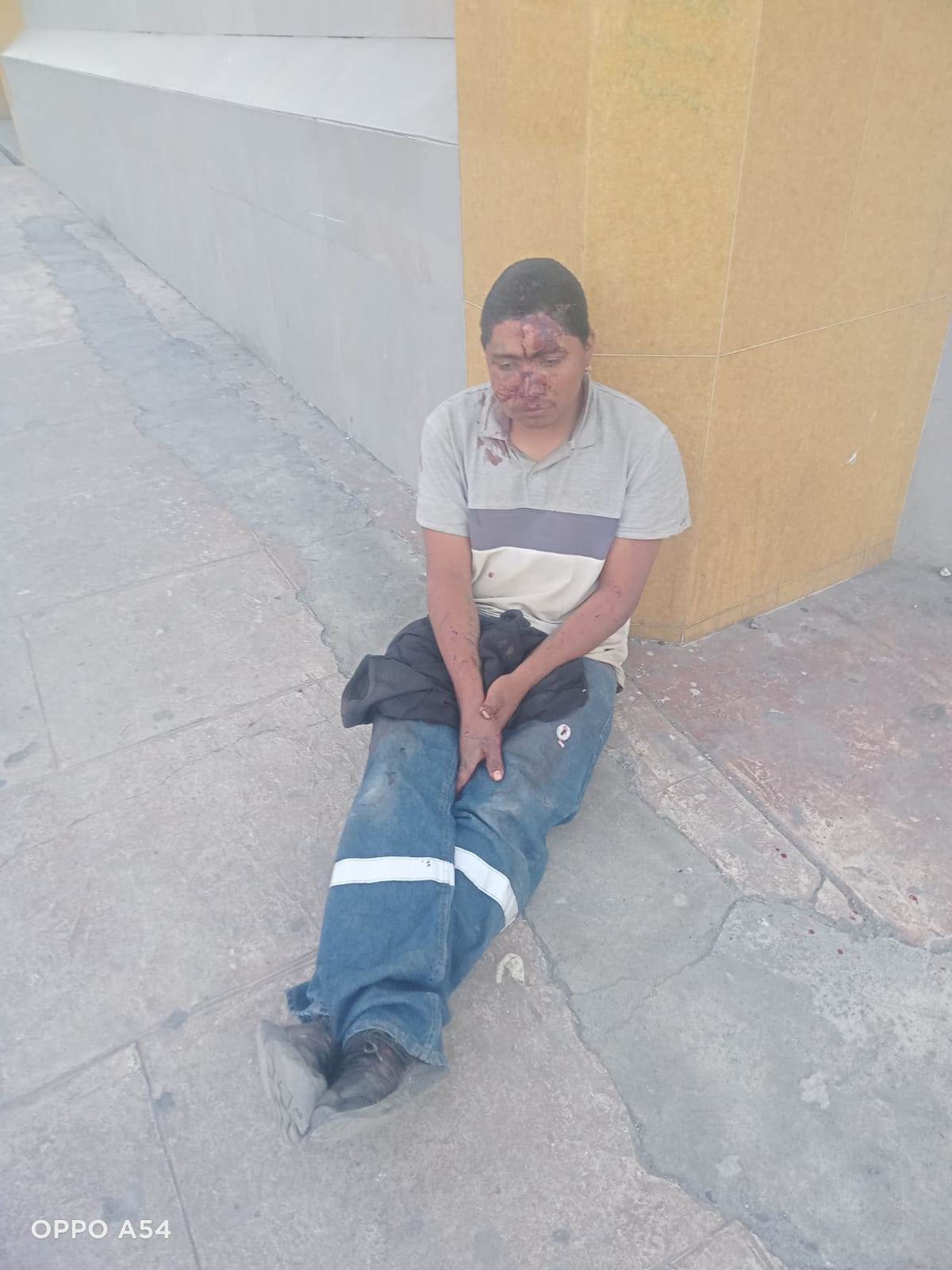 Después de ser agredido por varias personas, al menos seis, en la Colonia Industrial, un hombre caminó hasta la zona de un hospital del centro de la ciudad, donde fue auxiliado por paramédicos de Cruz Roja, Protección Civil de Monterrey y policía municipal.