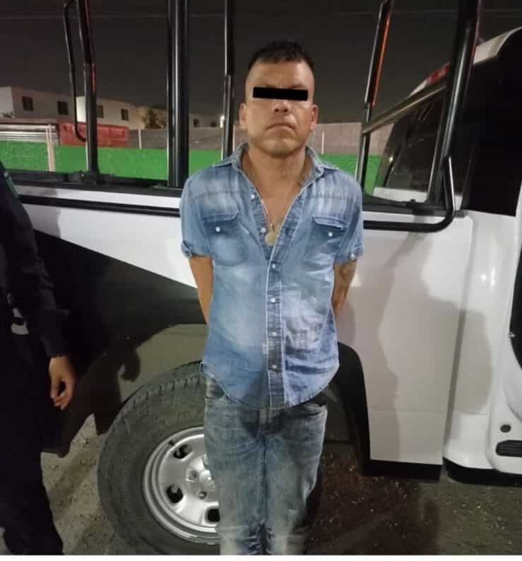 Dos hombres fueron detenidos por el delito de robo de vehículo, en la colonia Valle de Santa Isabel en el municipio de Juárez al viajar en una motocicleta con reporte de robo con violencia.