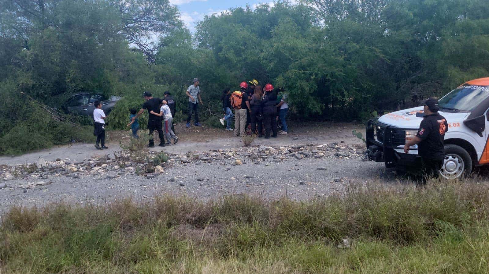 Siete integrantes de una familia, terminaron lesionados, al volcar el automóvil en que viajaban en un tramo carretero del municipio de China, Nuevo León.