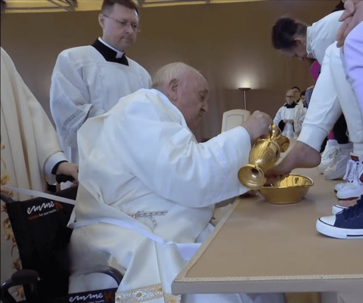 Lava el Papa los pies de 12 reclusas durante el Jueves Santo
