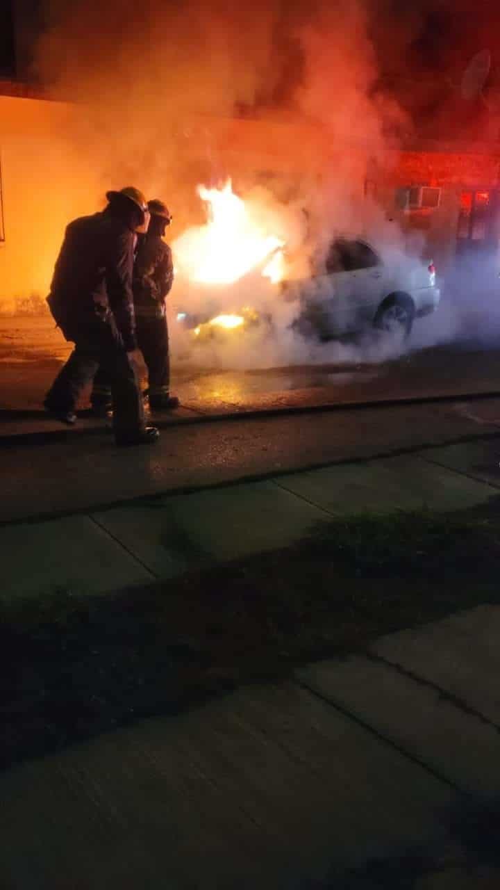 En unos cuantos minutos un automóvil fue consumido por las llamas tras una aparente un corto circuito que ocasionó un incendio, la madrugada de ayer en el municipio de Linares.
