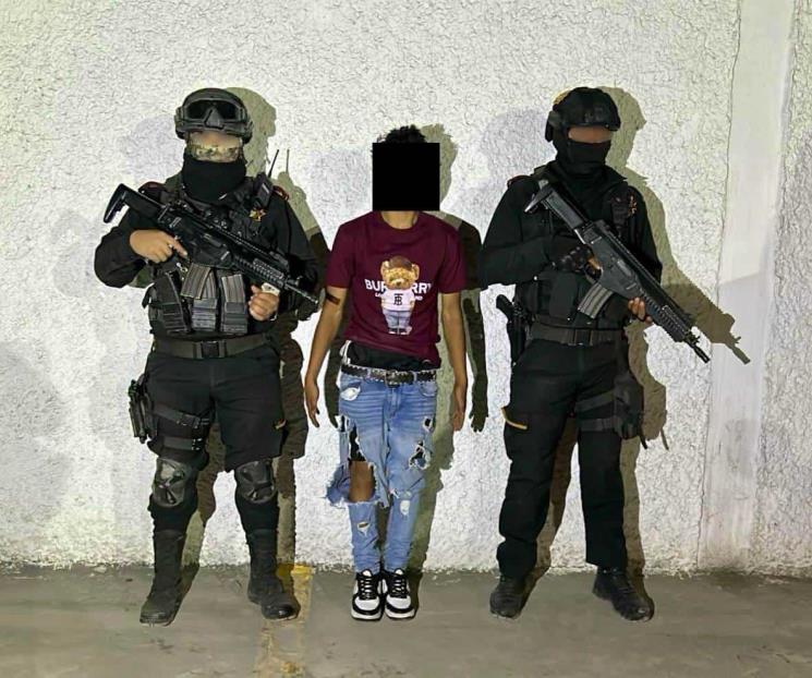 Detienen a joven por disparar y portar armas en Monterrey