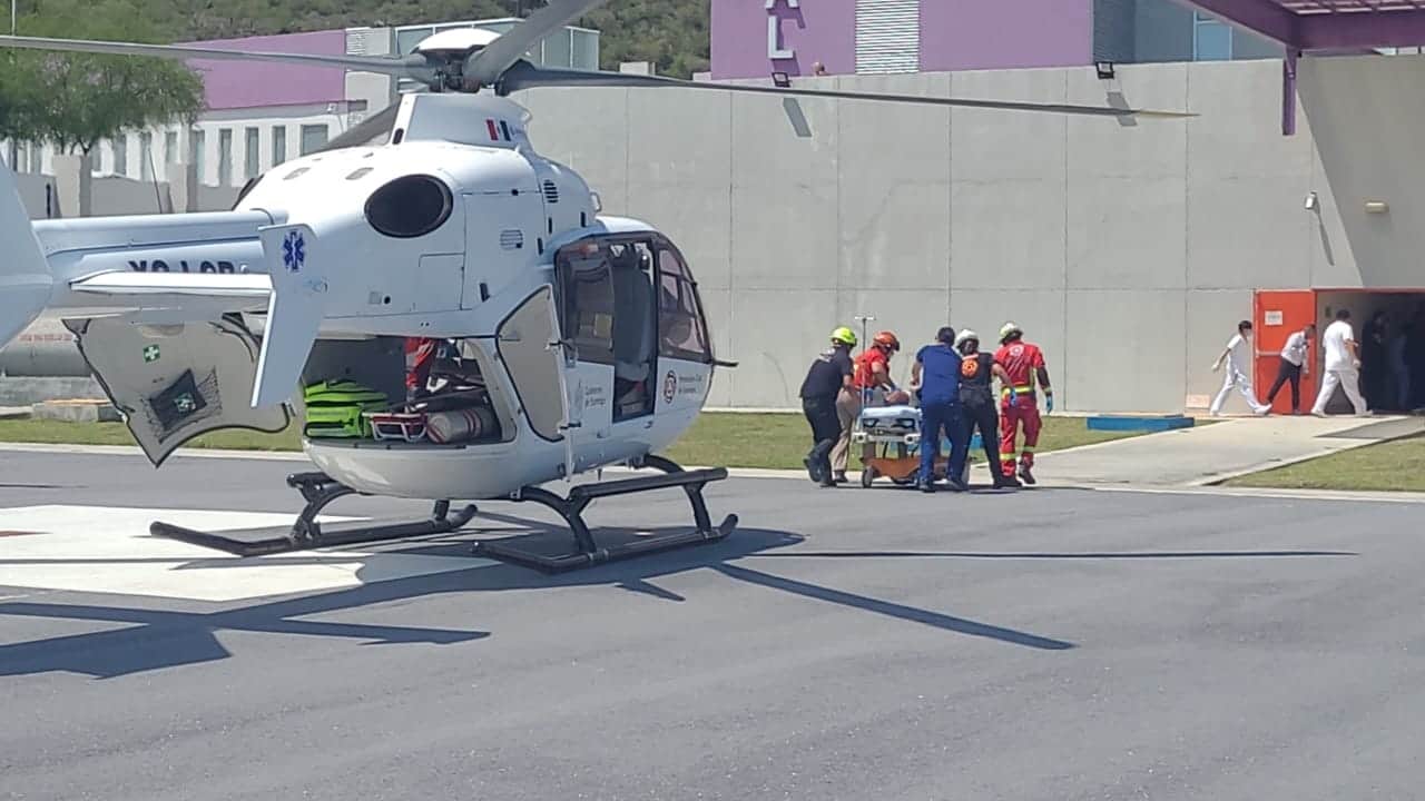 Un joven que sufrió la mordida de una víbora en el municipio de Santiago, fue trasladado en helicóptero de esa localidad al Hospital General de Montemorelos.