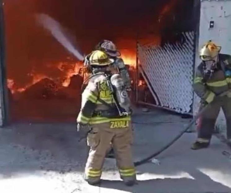 Incendio en bodega de Monterrey deja una persona herida