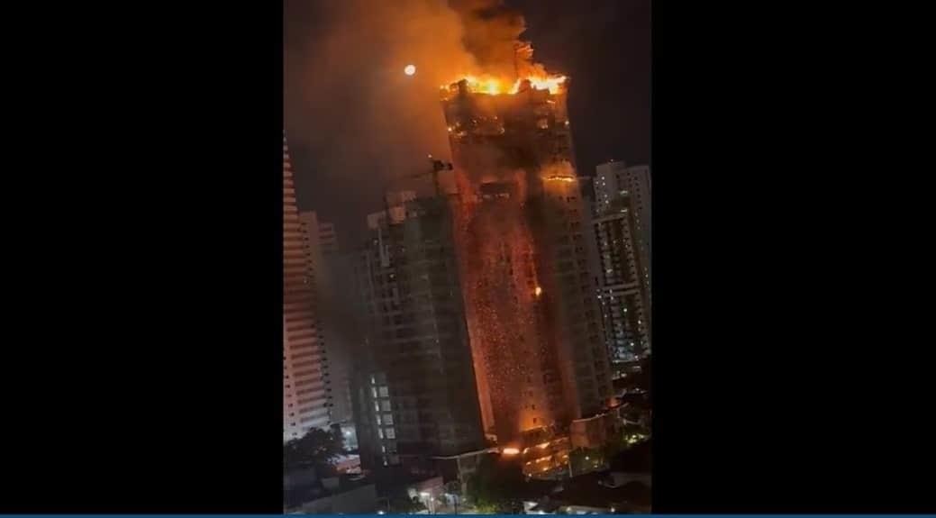 Reportan incendio en edificio en construcción en Recife, Brasil