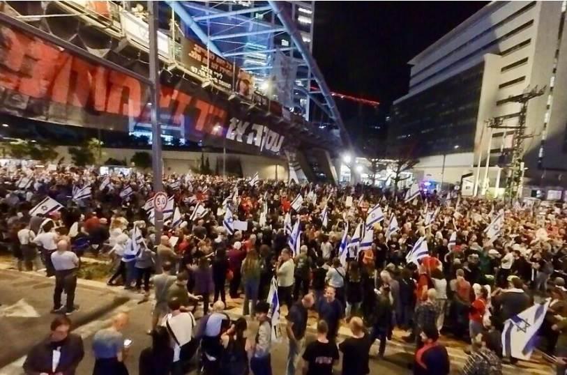 Manifestantes antigubernamentales marchan a residencia de Netanyahu