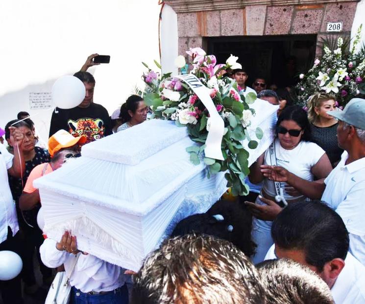 Despide Taxco a Camila de blanco y entre lágrimas