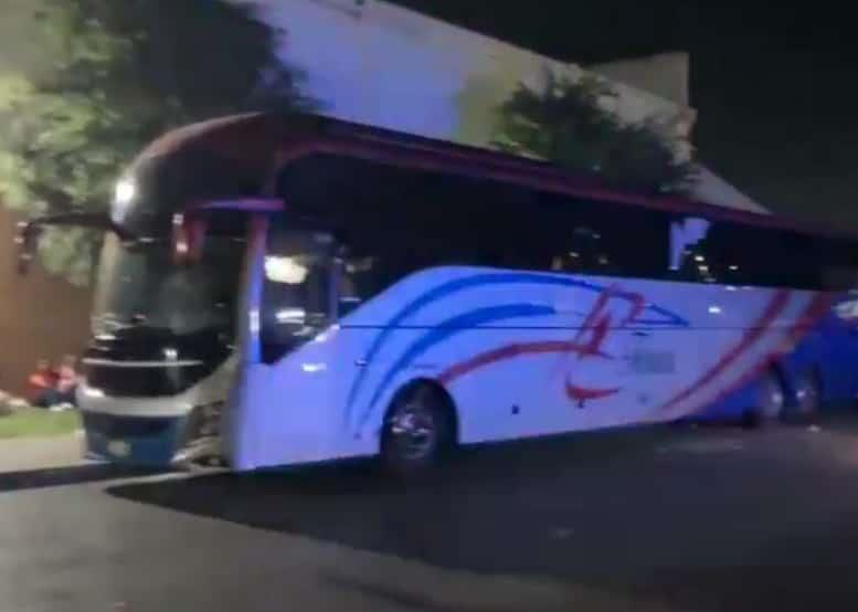 Atacan a pedradas a autobuses de Chivas