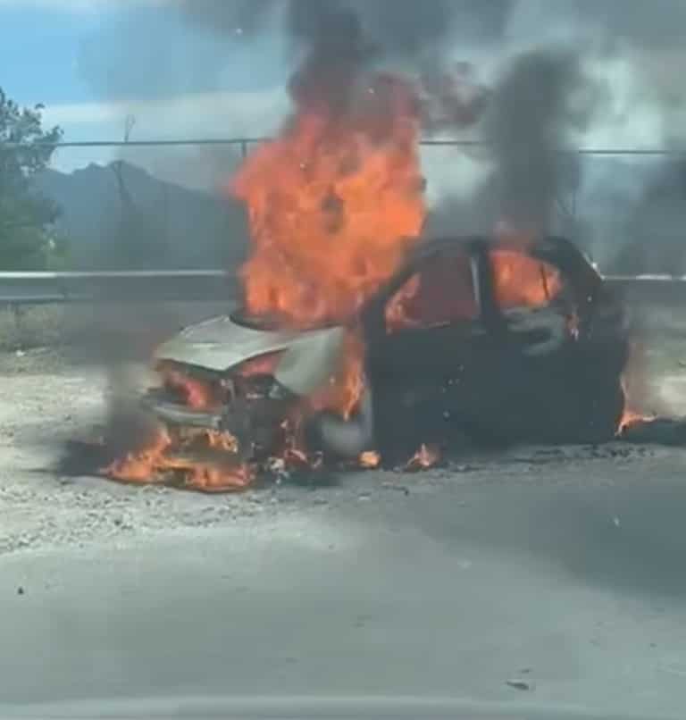 Cuatro integrantes de una familia, sufrieron el susto de su vida, cuando el automóvil en que viajaban al paraje Cola de Caballo, repentinamente, comenzó a incendiarse.