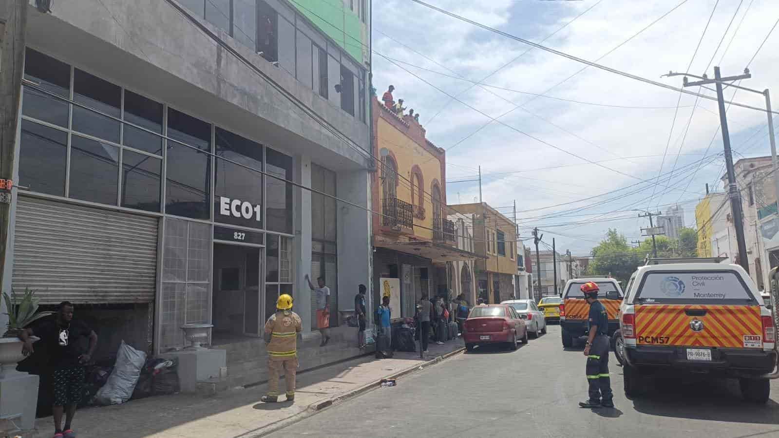 El incendio de basura en las escaleras del segundo piso de un edificio de departamentos, movilizó a elementos de rescate y llevó a la evacuación de 100 haitianos, ayer en el centro de Monterrey.