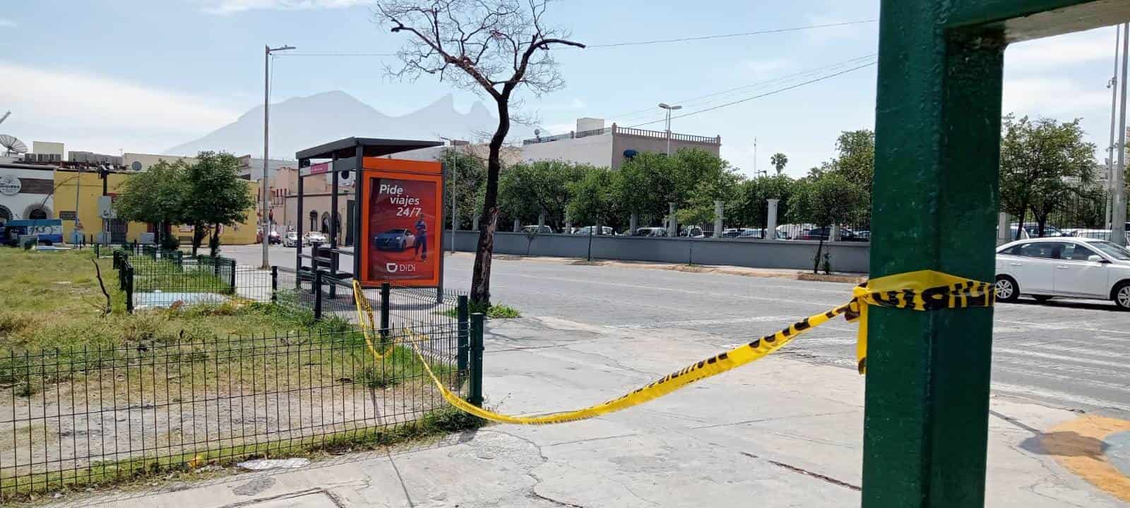 Tras ser perseguido varias cuadras por hombres armados en un taxi, el conductor de una camioneta fue ejecutado y su acompañante resultó lesionada, la madrugada de ayer en la Macroplaza, centro de Monterrey. 