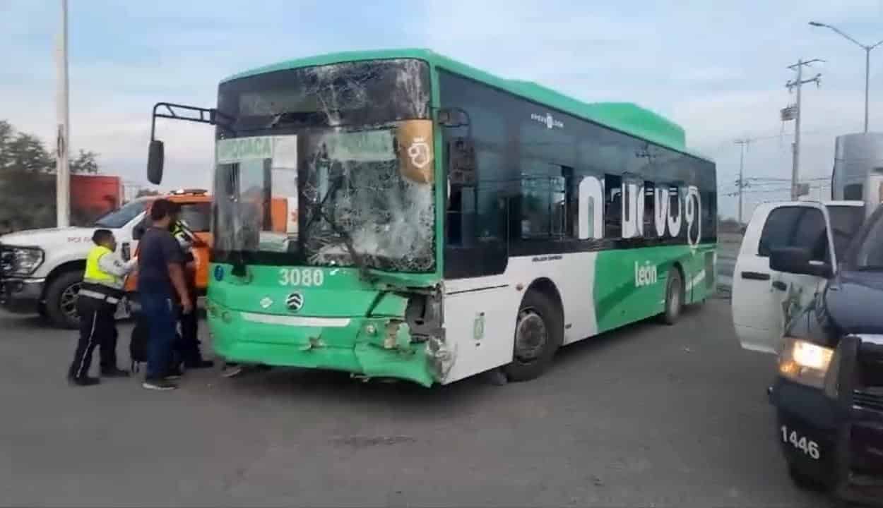 Un saldo de 14 lesionados dejó un choque de un transporte urbano de la  Ruta 527 contra uno de personal y un vehículo, ayer en el municipio de Apodaca.