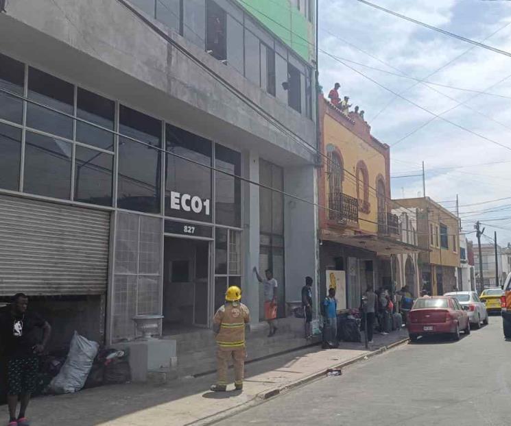 Desalojan 100 haitianos por incendio en departamentos en Monterrey