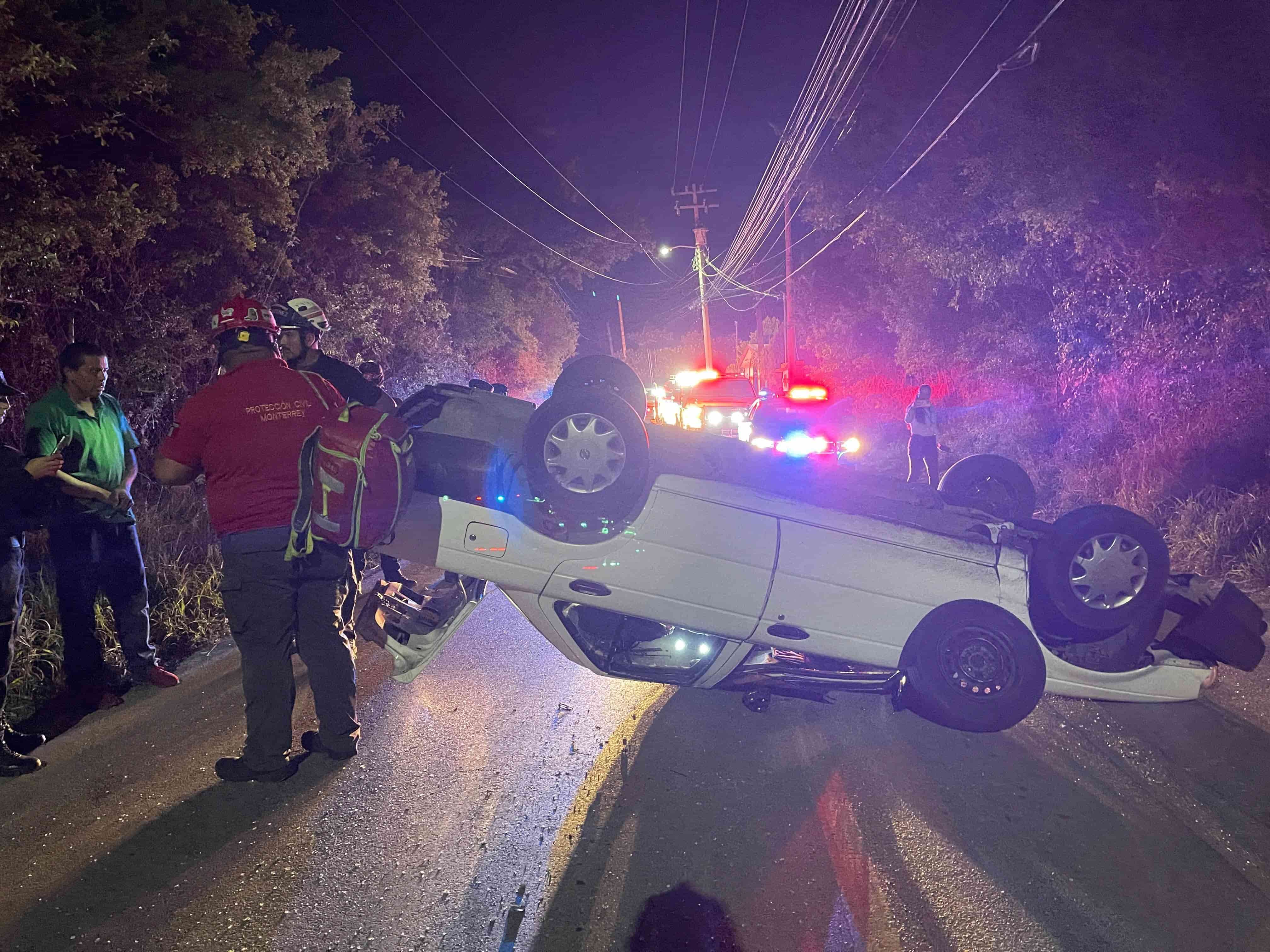 Luego de perder el control de su auto, un conductor se estrelló contra un poste de concreto, ayer en la Avenida Garza Sada a la altura de Salto del Agua, en Ciudad Satélite, zona sur de Monterrey.