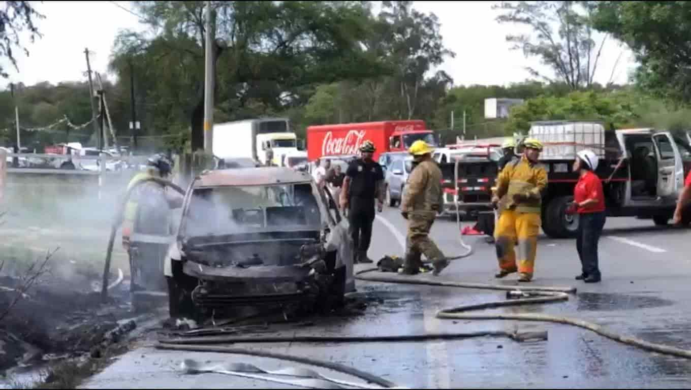 La Carretera Nacional fue cerrada en uno de sus sentidos, después de reportarse el incendio de una camioneta, que viajaba hacia el municipio de Montemorelos.