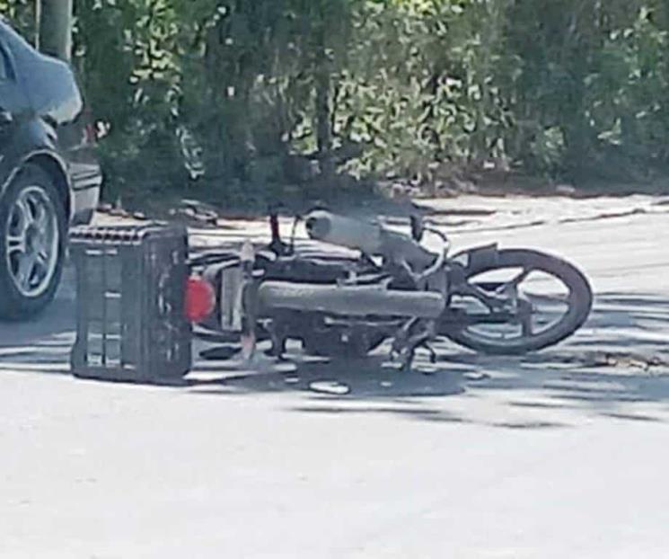 Termina motociclista herido durante choque con camioneta