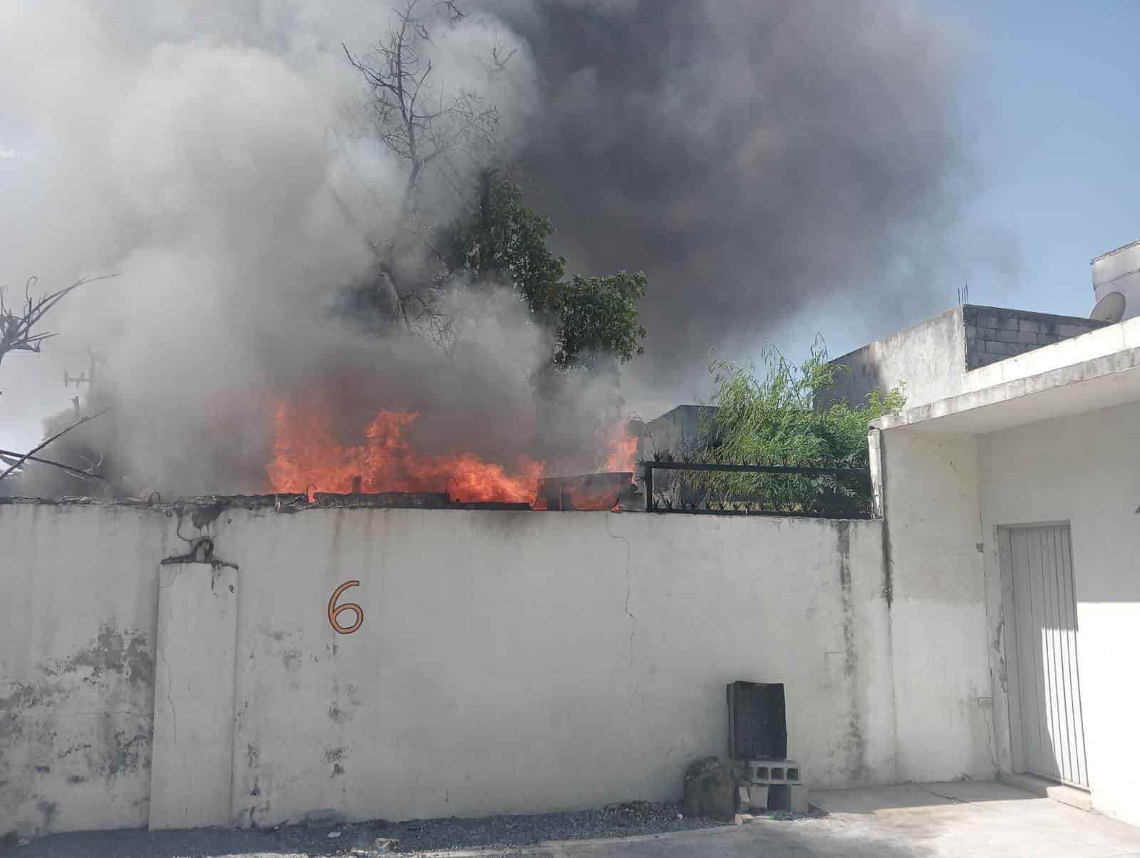 La quema de basura en el patio de un domicilio, se salió se control y llegó a dos habitaciones del inmueble, donde se evacuaron a dos menores y un adulto, ayer en la Colonia Obrera, en Monterrey.