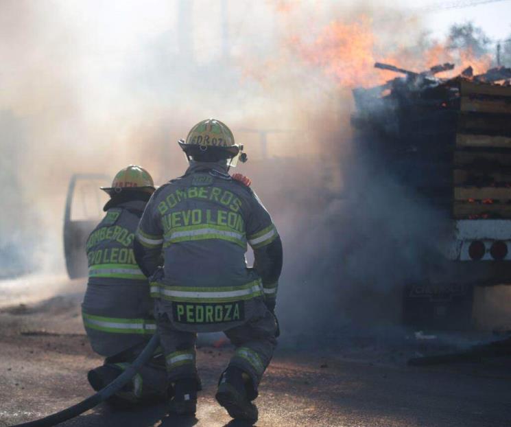 Se incendia camión transportador de tarimas en García