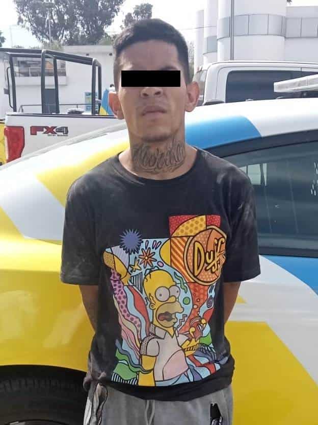 Luego de insultar a peatones y aventarles latas de aluminio vacías, un joven fue detenido por oficiales de la Policía de Monterrey, al encontrarle 10 envoltorios con droga y es investigado por asalto a una tienda de conveniencia.
