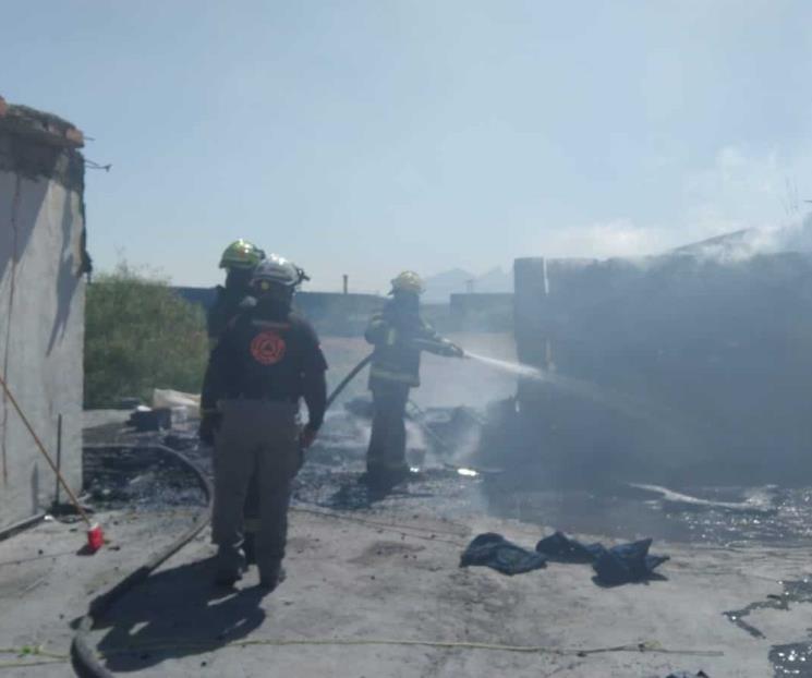 Rescatan a hombre de tejaban en llamas en Santa Catarina