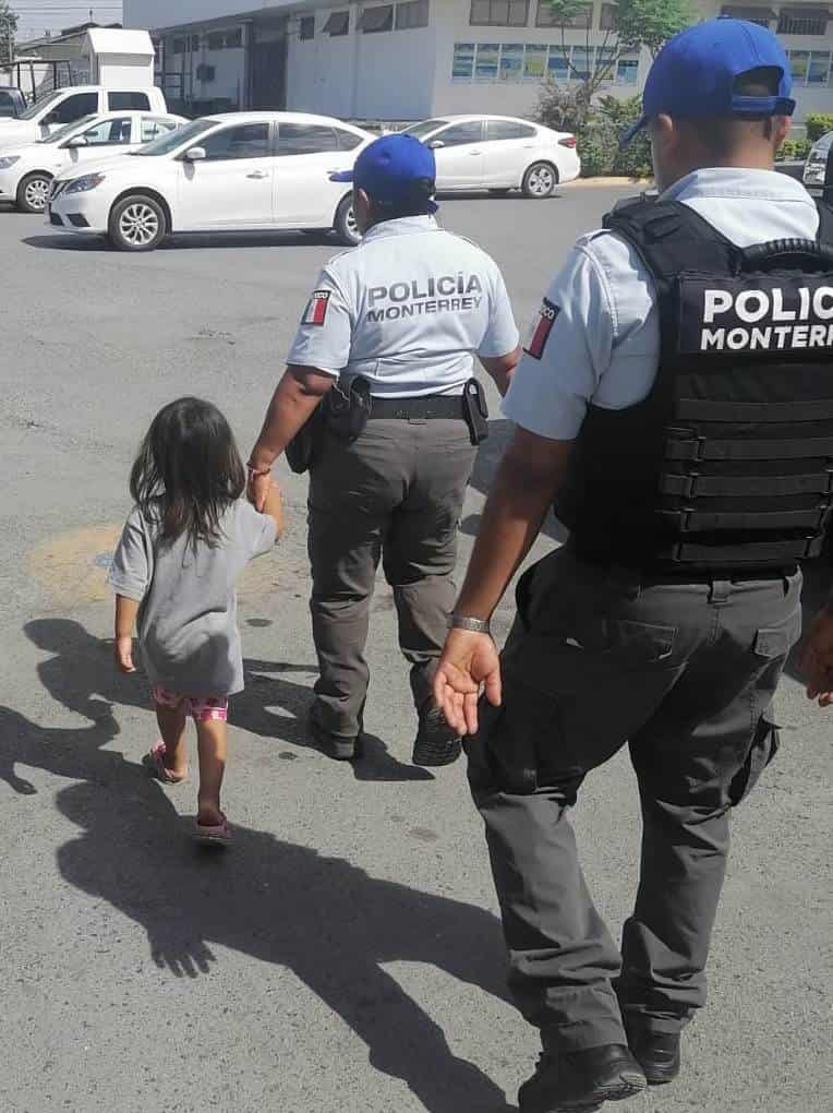 Una menor de tres años de edad que se salió de su casa ante el presunto descuido de su madre, fue localizada por oficiales de la Policía de Monterrey, en una plaza, el martes en la Colonia Industrial.