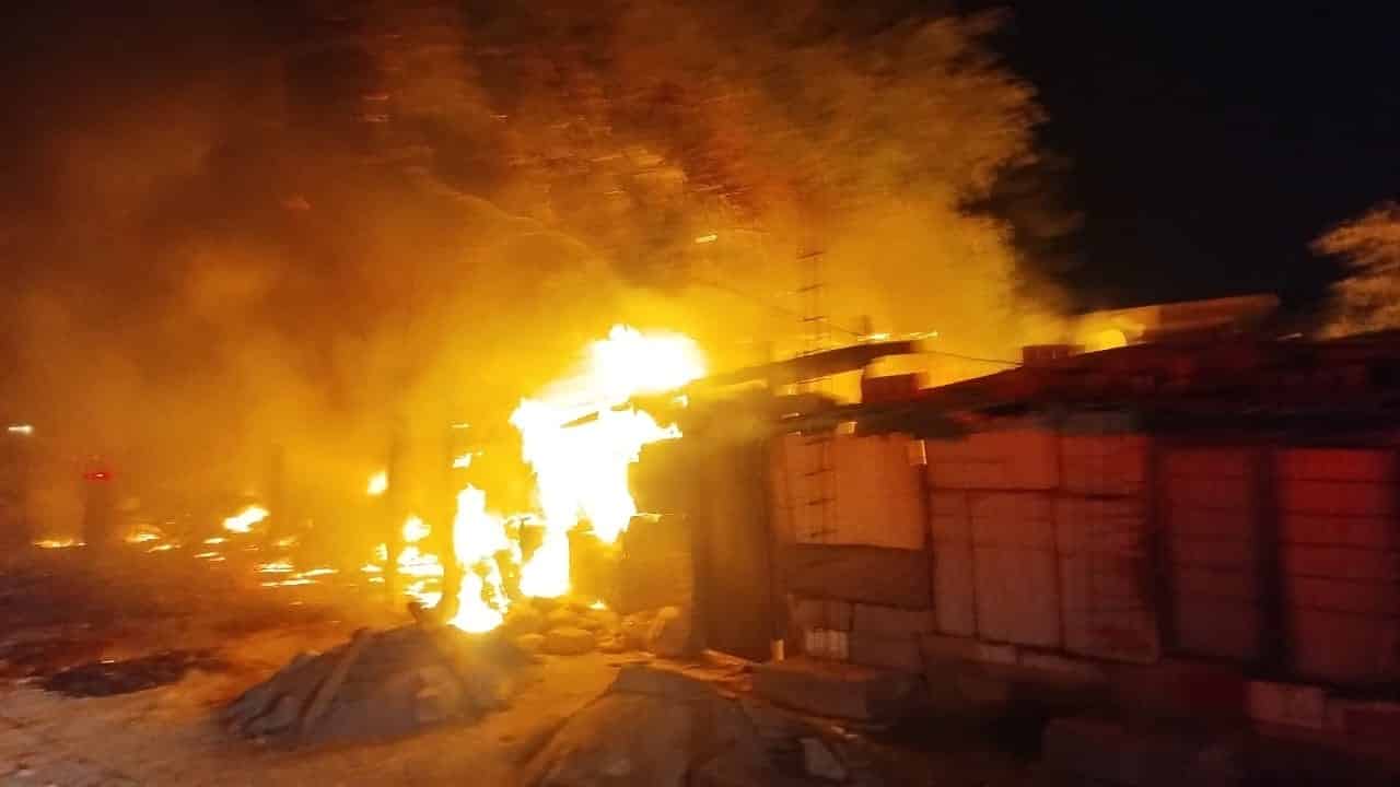 El incendio de cuatro tejabanes movilizó la noche del martes a las autoridades en el municipio de Escobedo, sin que se reportaran lesionados, únicamente a evacuación de siete personas.