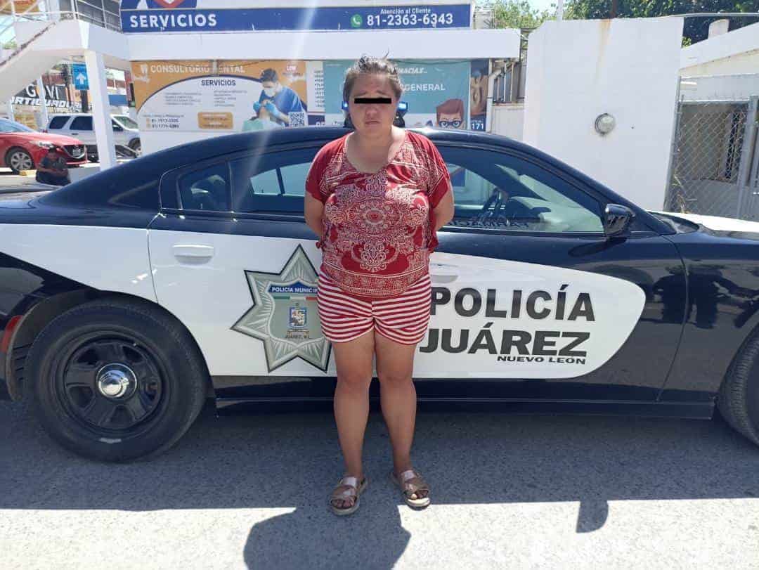 Luego de presuntamente arrogar agua hirviendo a un oficial de la policía, una mujer que al parecer ocasionaba disturbios en un DIF, fue arrestada en el municipio de Juárez.