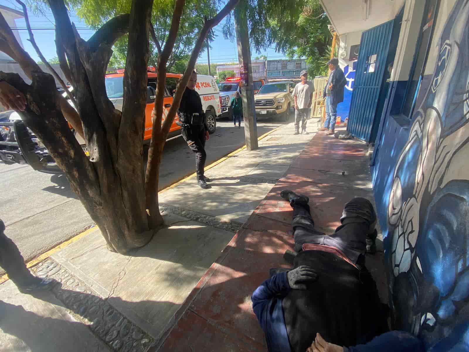 Un peatón resultó con diversas lesiones luego de caer de por lo menos dos metros a una alcantarilla sin tapa, ayer en la Colonia Rafael Buelna, al norte del municipio de Monterrey, de donde diversos testigos lo rescataron.