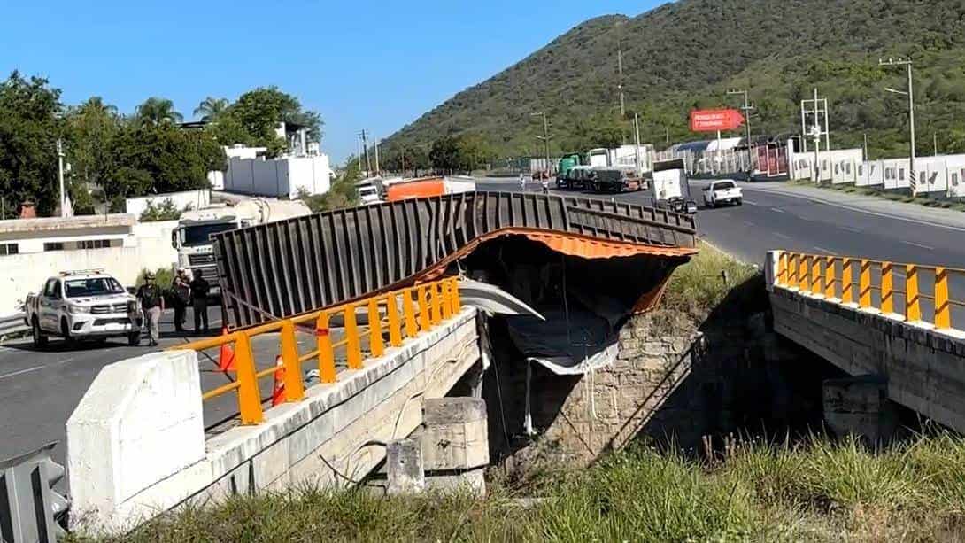 Al pasar por una curva de la Carretera Nacional, un tráiler perdió su plataforma en la que llevaba un contenedor el cual volcó y quedó entre la carpeta asfáltica y en la orilla de un puente, ayer en el municipio de Allende, al sur de Nuevo León.