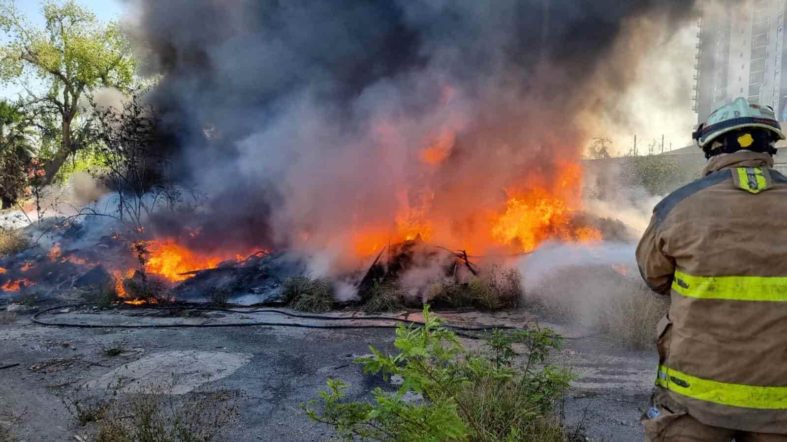 El incendio de dos terrenos baldíos movilizó a las autoridades, ayer viernes en la zona Ciudad Solidaridad y la Colonia Talleres, municipio de Monterrey.