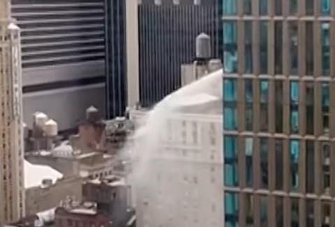 Captan en video cascada de agua en rascacielos de Manhattan