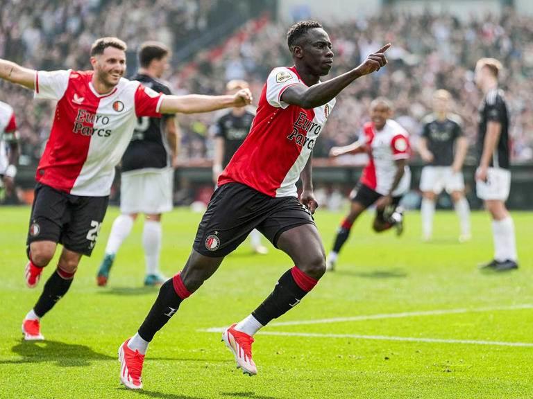Golea el Feyenoord de Santiago Giménez al Ajax