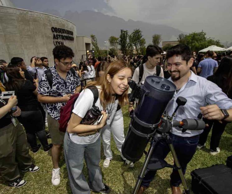 Atrae a estudiantes de la UDEM fenómeno astronómico