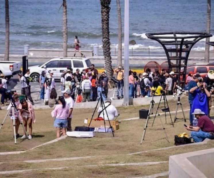 Abarrotan turistas playas de Mazatlán para ver el eclipse