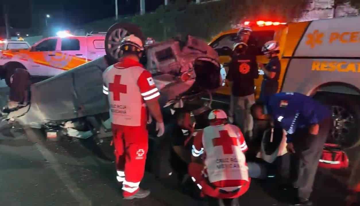 Un saldo de tres lesionados dejó la volcadura de un vehículo, en la Avenida Lázaro Cárdenas a la altura de la Colonia Brisas La Punta, la noche del domingo al sur del municipio de Monterrey.